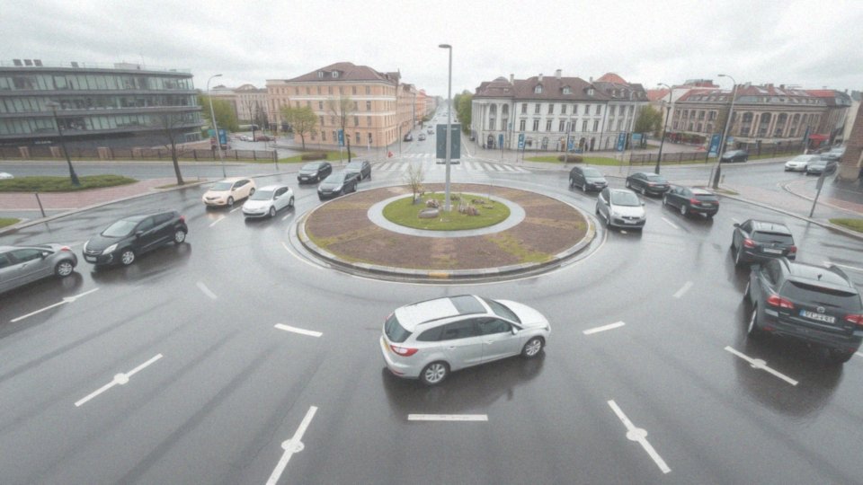Jakie są zasady wjazdu na rondo dwupasmowe?