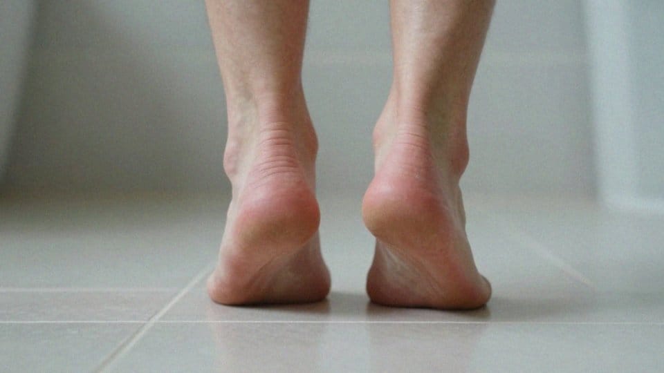 Jak rozpoznać objawy piekących stóp?