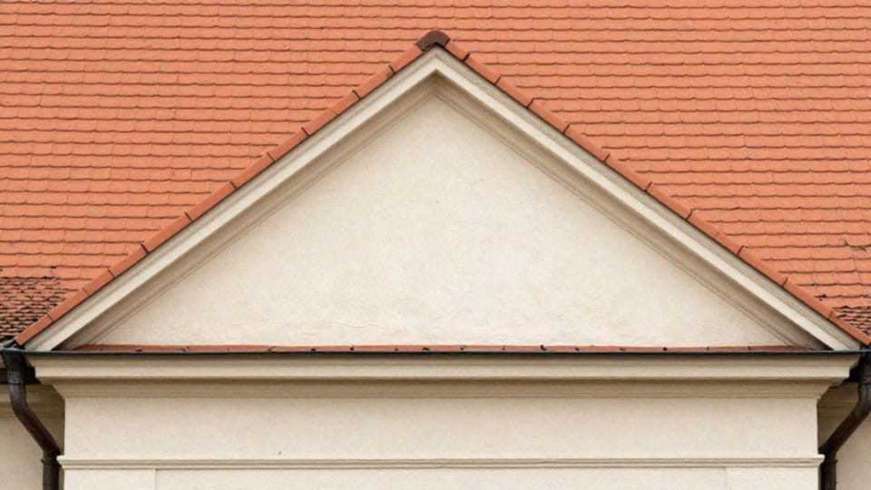 Jak faktura elewacji podkreśla ceglasty dach?