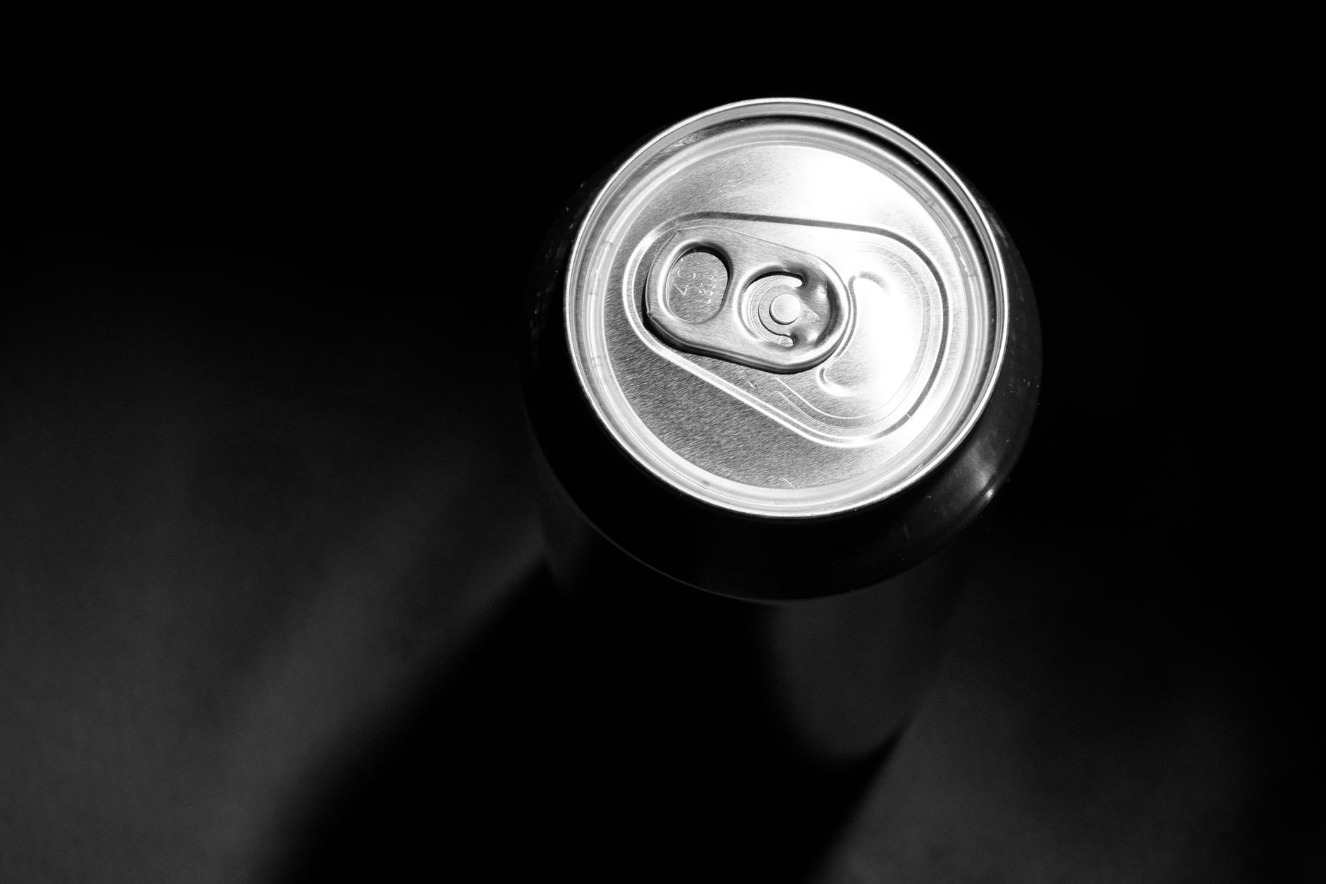 Puszka aluminiowa w obiegu zamkniętym – dlaczego warto ją oddać w całości?