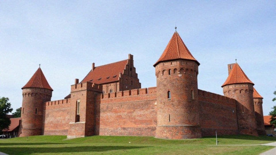 Jak zbudowano średniowieczne warownie i z jakich materiałów?