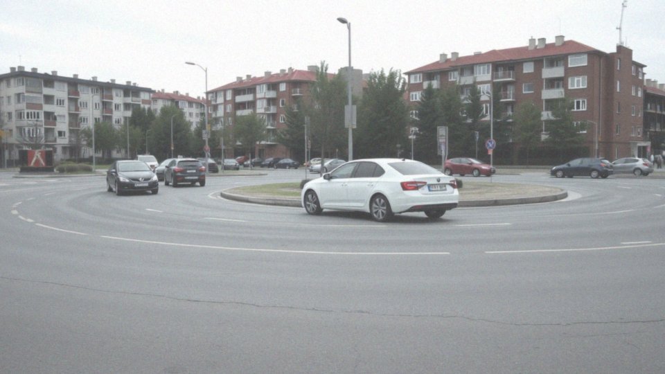 Jakie są ryzyka związane z jazdą na rondzie w lewo?