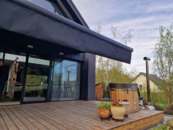 Z jakich materiałów powstają nowoczesne zadaszenia tarasowe?