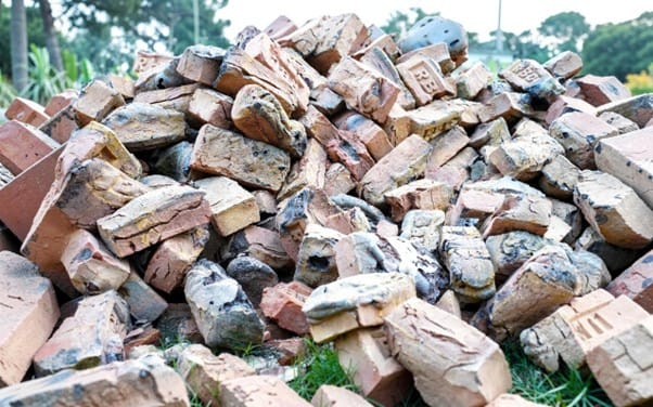 Remontowy niezbędnik: jak sprawnie zaplanować pozbycie się odpadów budowlanych zgodnie z przepisami?